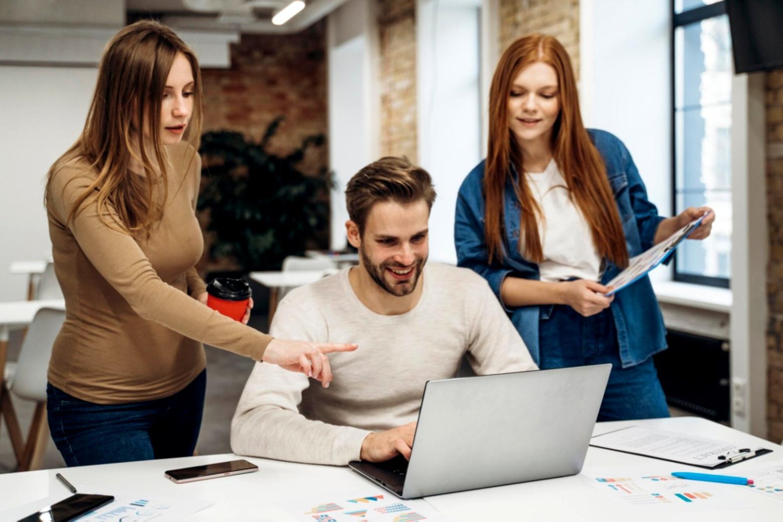Team bei der gemeinsamen Analyse von Wirtschaftstrends