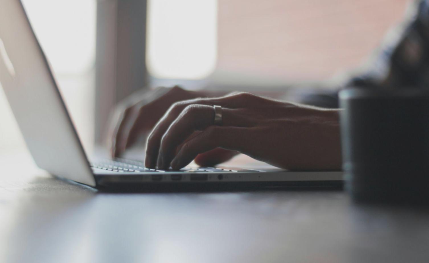 Wirtschaftsdatenanalyse am Computer mit verschiedenen Charts und Grafiken